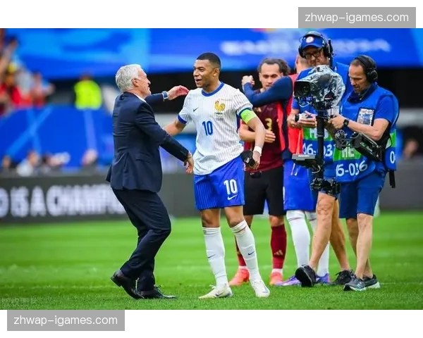 法国队应对体能瓶颈：密集赛程考验德尚轮换，姆巴佩肩扛出线大旗